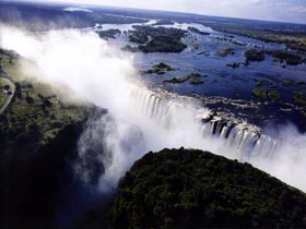 Informations pratiques sur les voyages et safaris aux Chutes Victoria (Victoria Falls, Vic Falls - Zambie et Zimbabwe / Afrique Australe) : niveau des eaux selon les saisons, activités possibles, quel côté des chutes choisir...  - Absolu Voyages