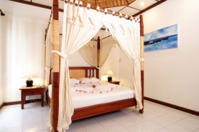 Voyage à la carte, séjour en hôtels aux Maldives sur l'île de Bandos Island - différentes catégories d'hébergement de la chambre standard aux villas et bungalows sur pilotis - Absolu Voyages